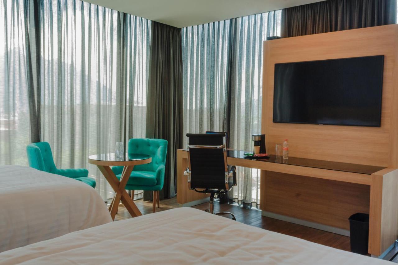 Hotel Kavia מונטריי מראה חיצוני תמונה